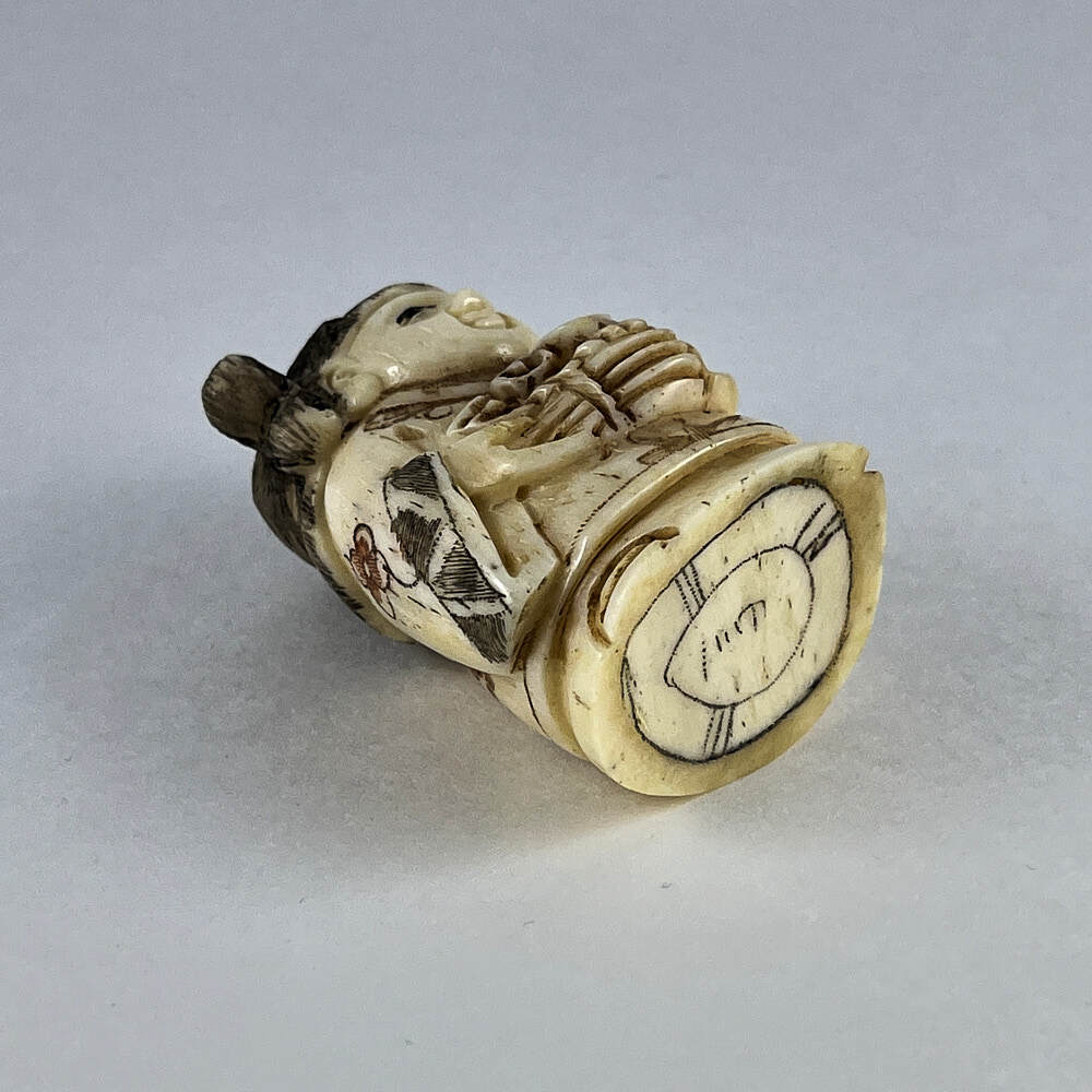 Статуэтка нэцкэ Девочка "Карако" с цветами