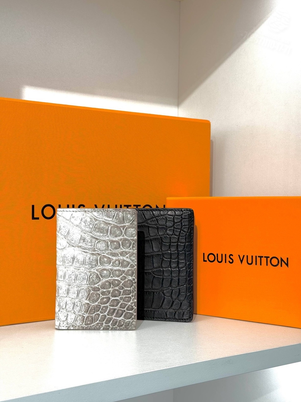 Визитница Louis Vuitton из кожи крокодила