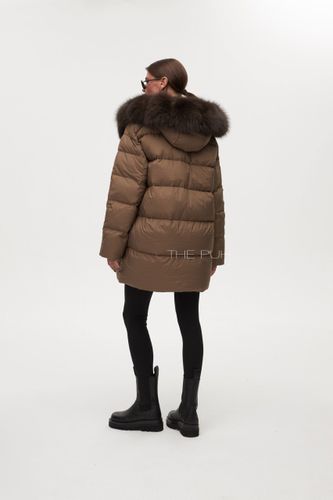 Коричневый удлиненный пуховик с v-образным меховым воротником