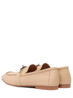 Женские кожаные бежевые лоферы с металлической вставкой