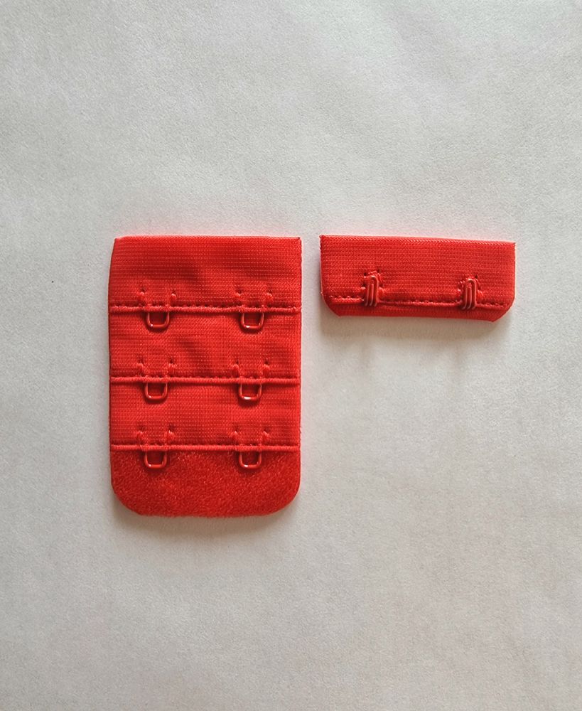 Застёжка тканевая красная на 2 крючка 3,8*5,5 см