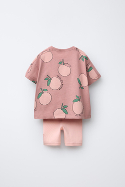 ZARA КОМПЛЕКТ ИЗ ФУТБОЛКИ И ЛЕГГИНСОВ С ПРИНТОМ «ФРУКТЫ», ЦВЕТ МАЛЬВЫ