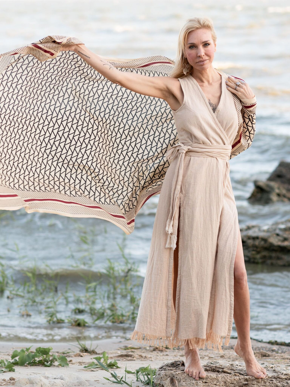 Длинное бохо-платье с запахом (бежевое)