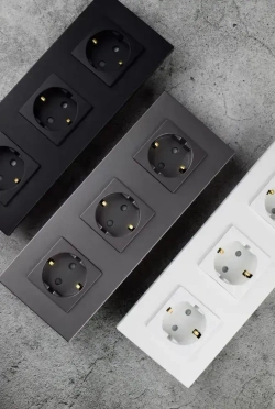 Розетки белые тройные с заземлением