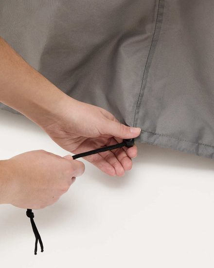 Protect your outdoor furniture from light and rain with tis cover, thanks to its water-repellent sy