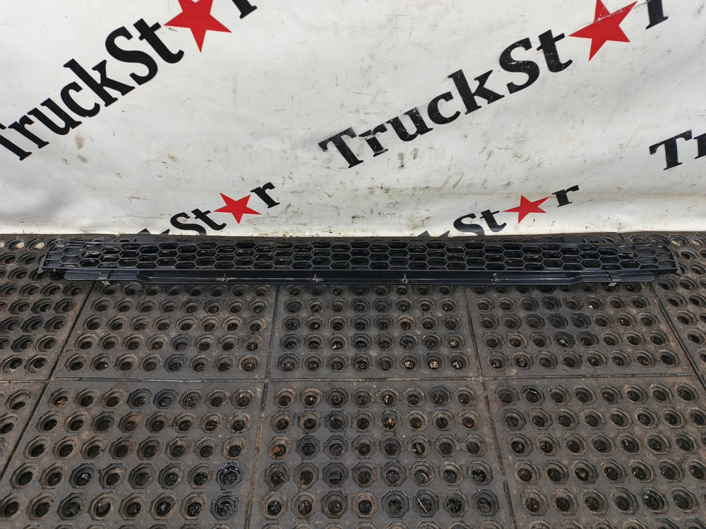 Решетка радиатора верхняя 2020г.