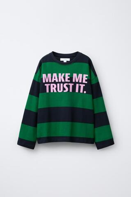 ZARA ЛОНГСЛИВ ИЗ ПЛОТНОЙ ТКАНИ В ПОЛОСКУ С НАДПИСЬЮ, ЗЕЛЕНЫЙ