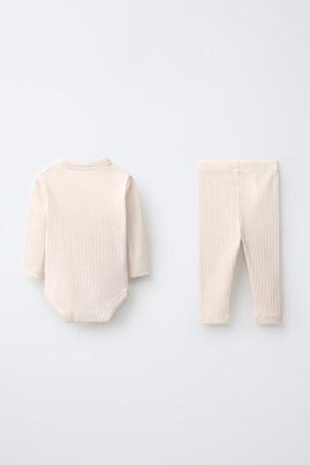 ZARA КОМПЛЕКТ ИЗ БОДИ С ЗАПАХОМ И ЛЕГИНСОВ В АЖУРНЫЙ РУБЧИК, ЭКРЮ