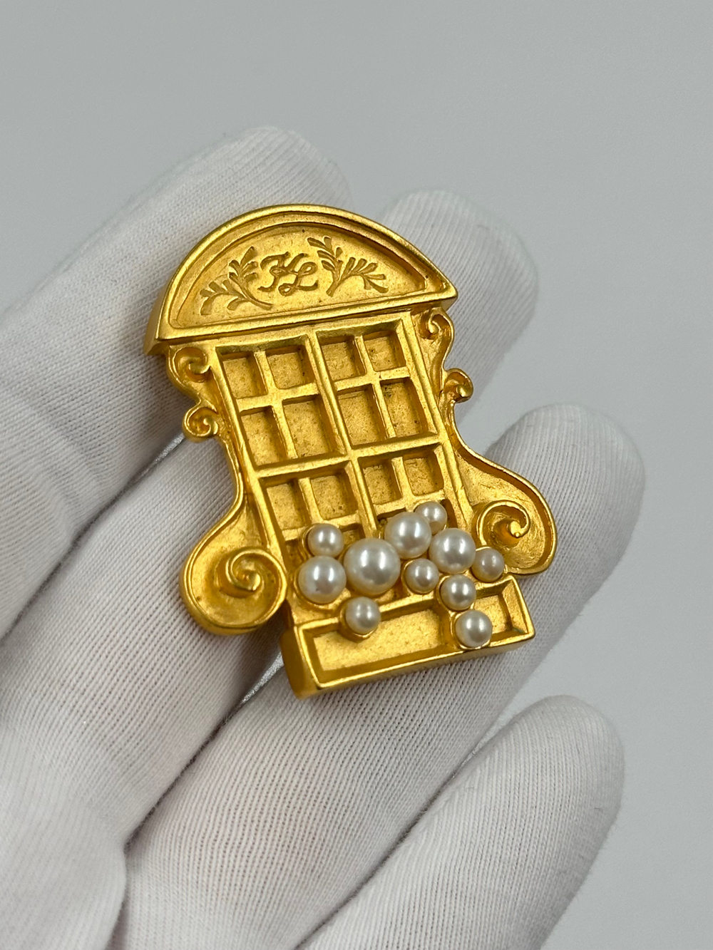 Брошь пин Французское окно Karl Lagerferld