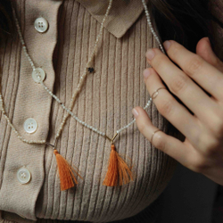 подвеска из бежевого перламутра с тыквенными кистями