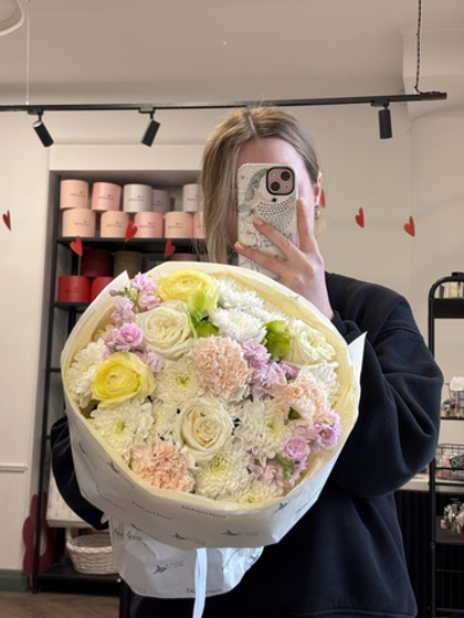 Букет из хризантемы, диантусов, ранункулюсов, хелеборуса и маттиолы