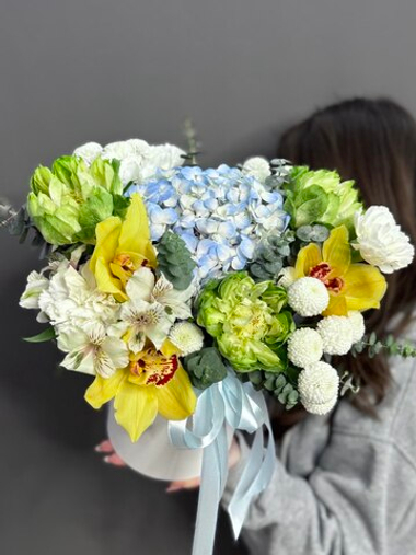 Композиция с пионовидными розами сорта "Вегги"