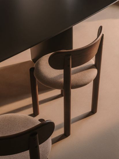 Стул Nebai из коричневой синели с каркасом из массива дуба и отделкой из ореха FSC MIX Credit