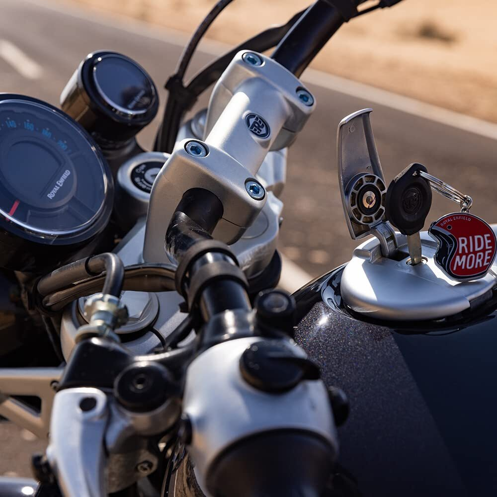 Крепление руля Royal Enfield, серебристое Handlebar Clamp – Super Meteor 650, арт. KXA00220