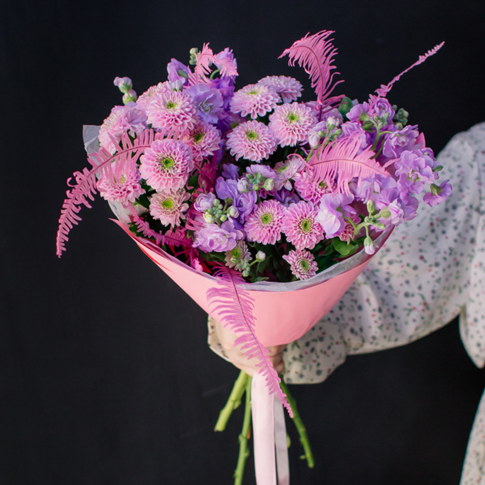 24. Аккуратный букет с хризантемой и маттиолой