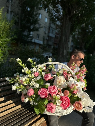 "Эксклюзивная авторская корзина цветов «Весенний сад"