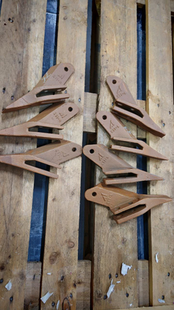 Зуб болтовой боковой правый E11 R