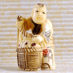 Нэцкэ Подросток с корзиной рыбы