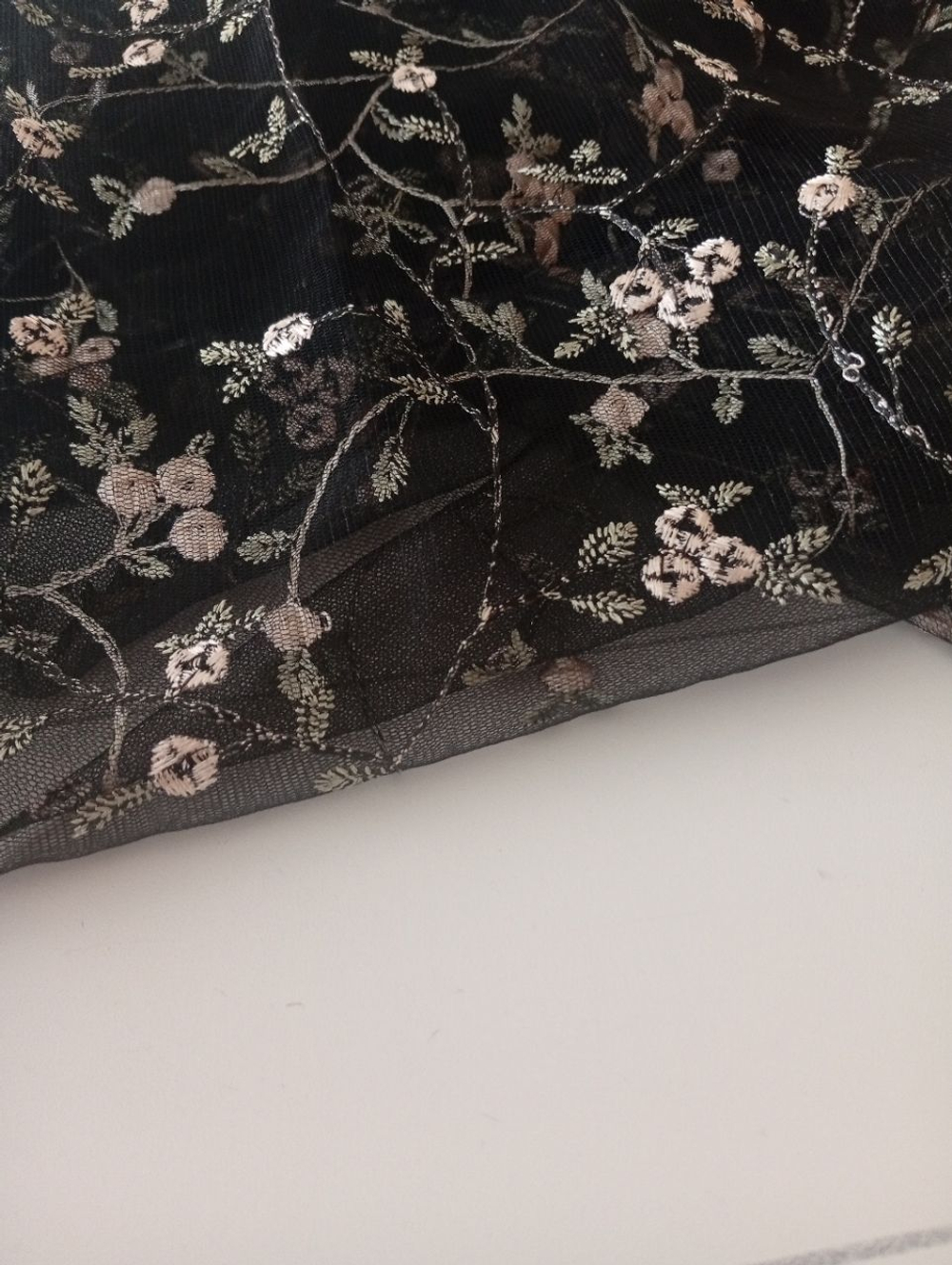 Вышивка на сетке: белый вьюн на черном