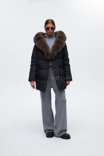 Черный удлиненный пуховик с v-образным меховым воротником