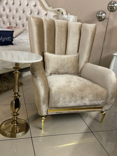 Кресло в велюре на золотых ножках