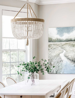 Люстра в современном стиле из белых деревянных бусин