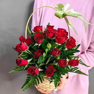 Корзина с кустовыми розами "Mirabel"