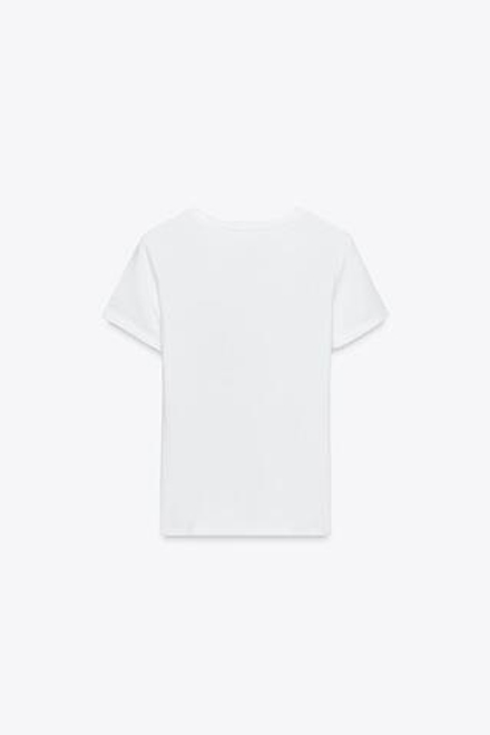 ZARA ФУТБОЛКА С КАРМАНОМ И ЦВЕТКОМ, БЕЛЫЙ
