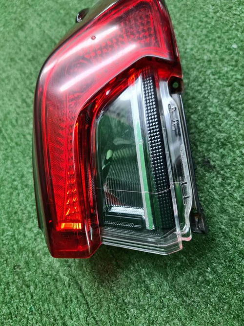 Фонарь правый внешний Toyota Corolla 12 E210 18-нв