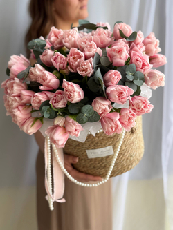 Пионовидные нежно-розовые тюльпаны премиум сорта и эвкалипт в элегантной корзине от Флора Маркет