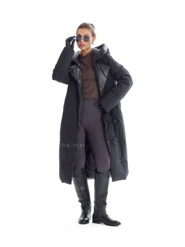 Длинный пуховик черного цвета с поясом