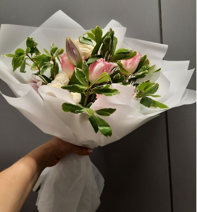 Необычный букет с тюльпанами и розалилией