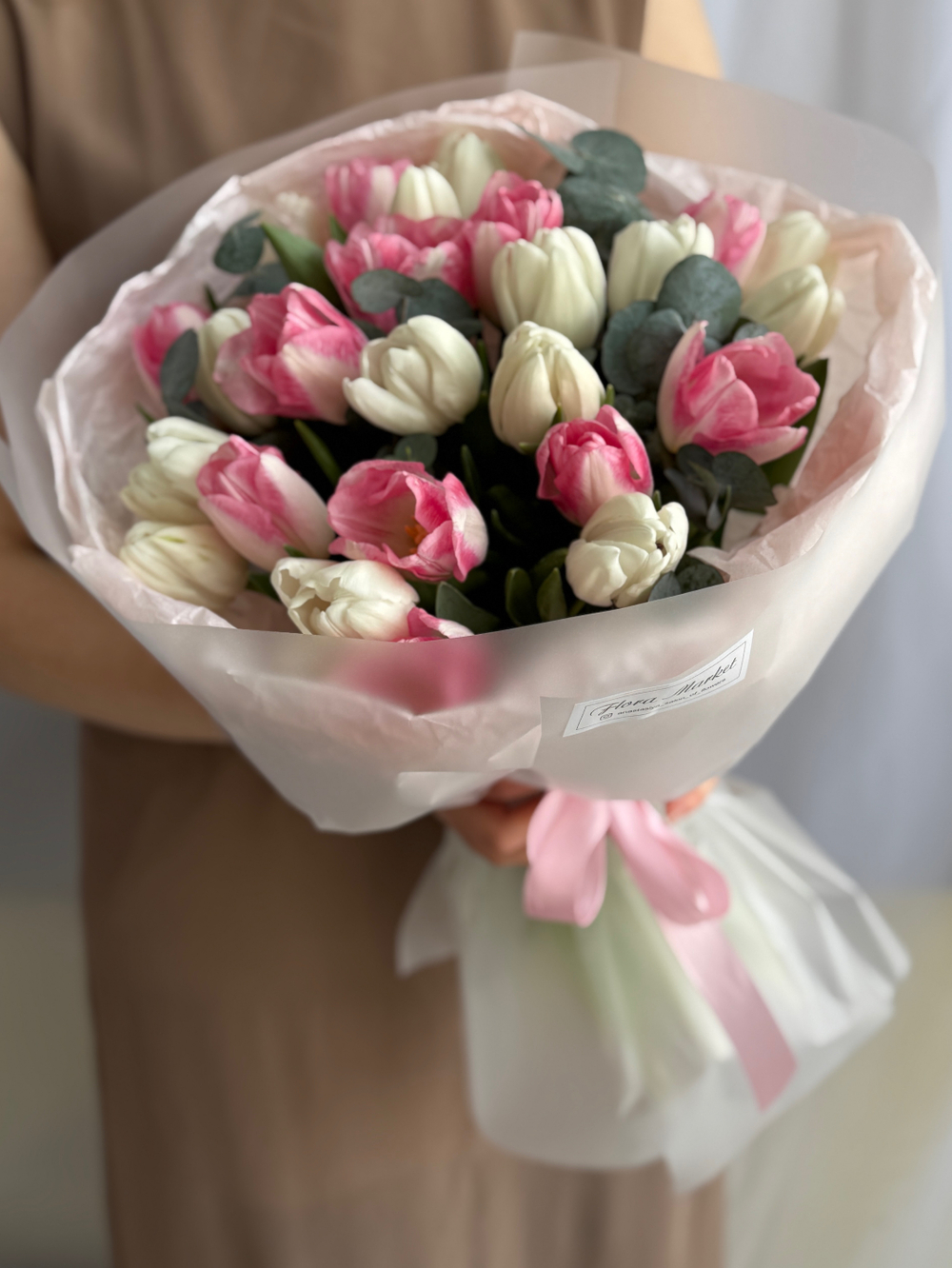 Весеннее сочетание белых, розовых тюльпанов и эвкалипта в объемном оформлении от Флора Маркет