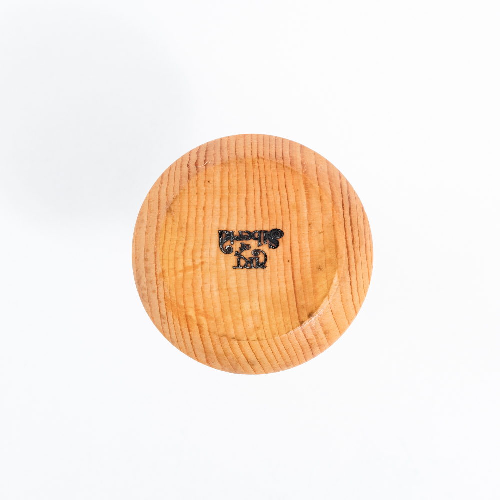 Деревянная подставка для яйца с солонкой из древесины сибирского кедра. ES9