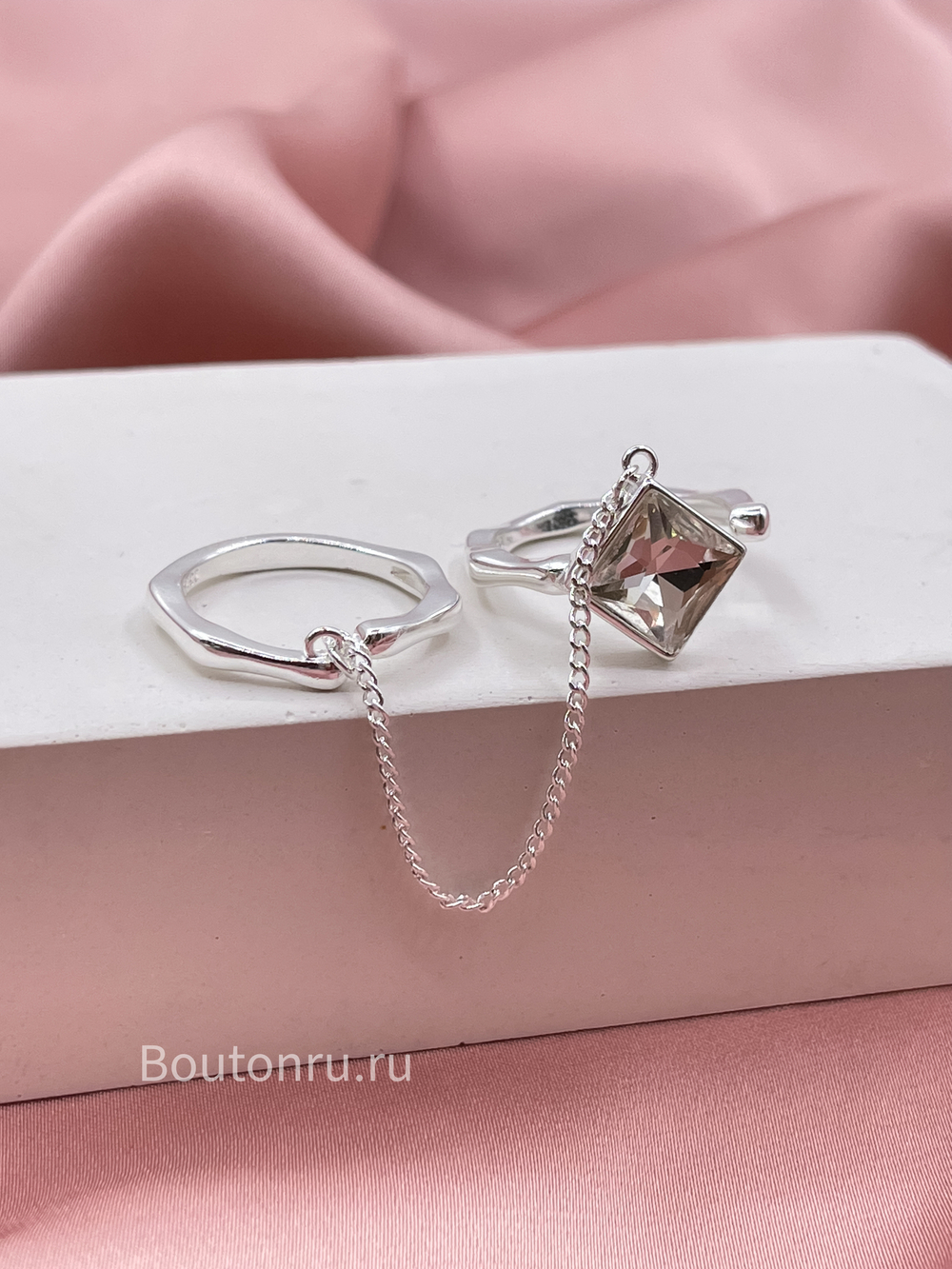 Кольцо двойное серебристое с цепью и камнем