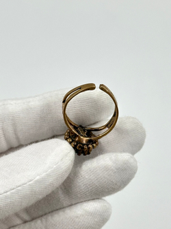 Кольцо с зелёным кристаллом