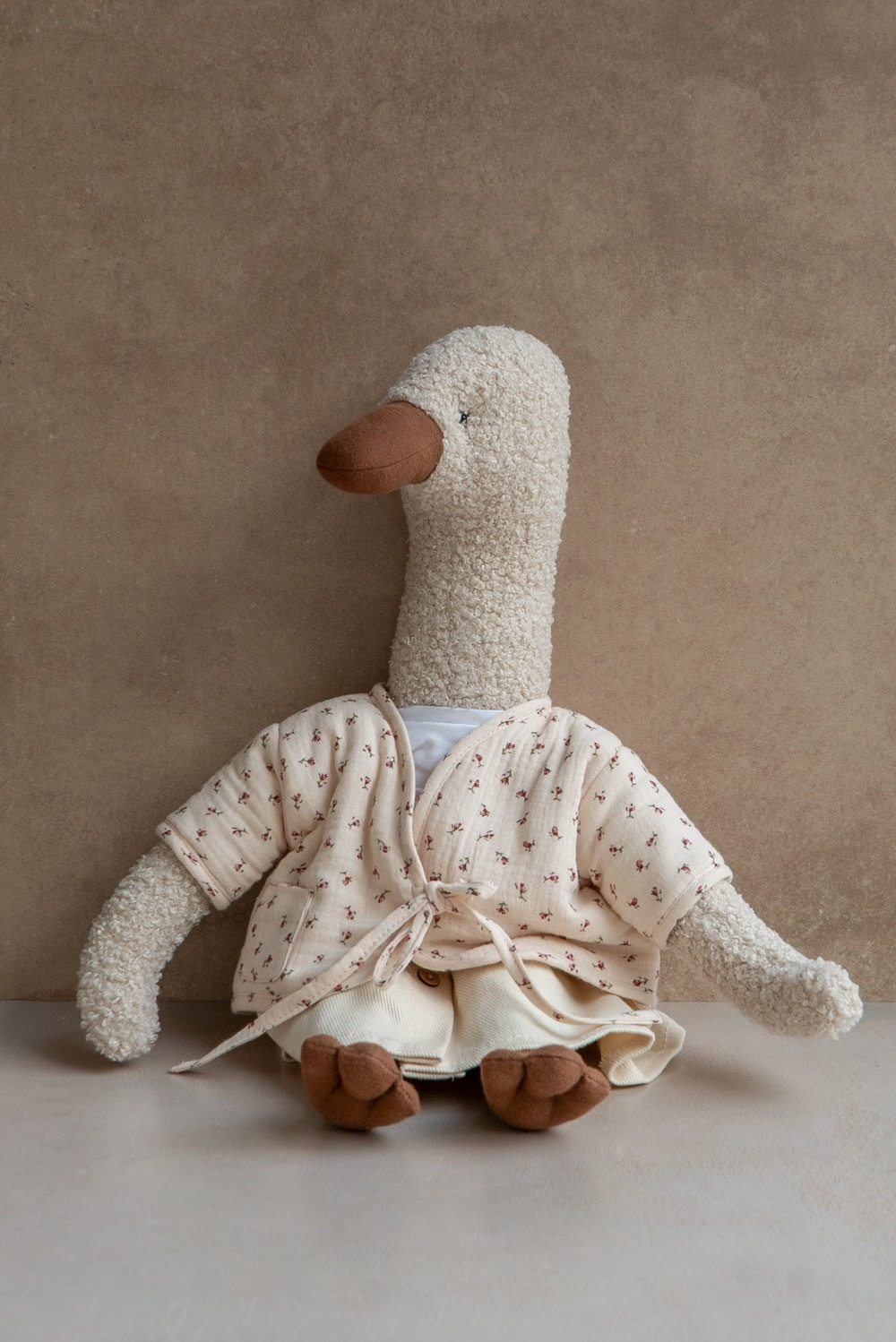 Гусыня в цветочной фуфайке и молочном сарафане