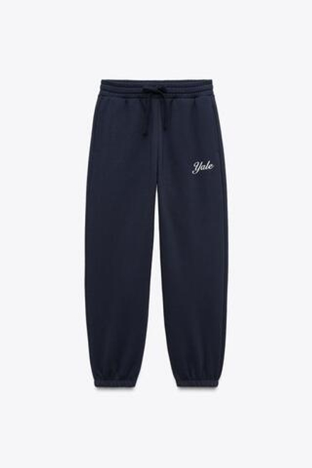 ZARA БРЮКИ-ДЖОГГЕРЫ ИЗ МЯГКОЙ ТКАНИ С ВЫШИВКОЙ YALE™, МОРСКОЙ СИНИЙ