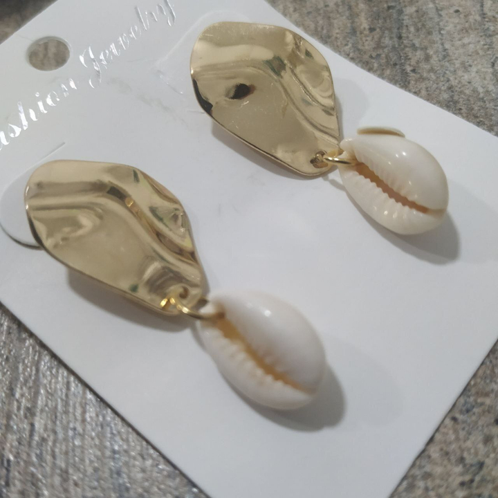 Серьги-гвоздики Ракушка Каури пластина лист изогнутый металл золотистый