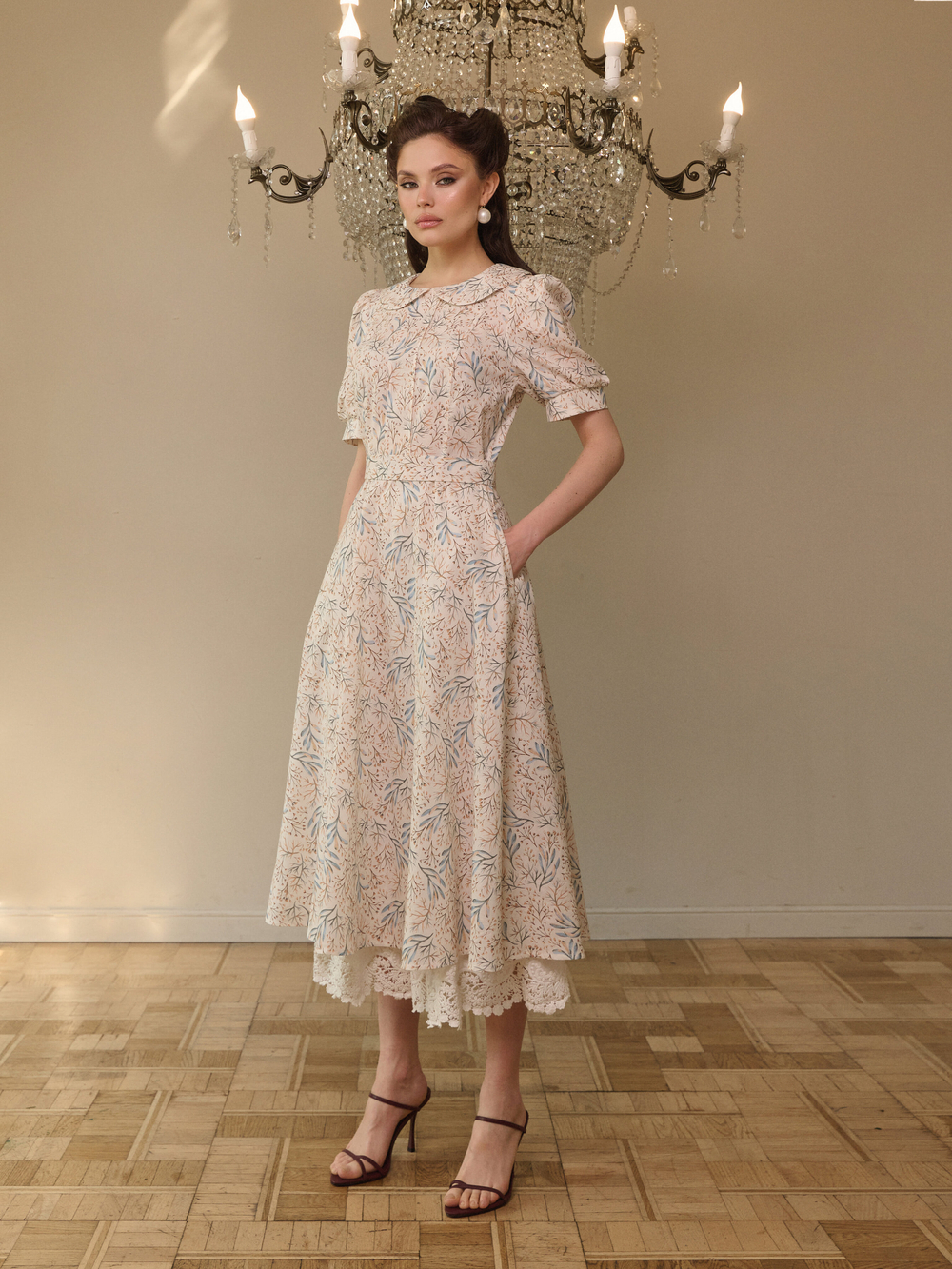 Платье с отложным воротником