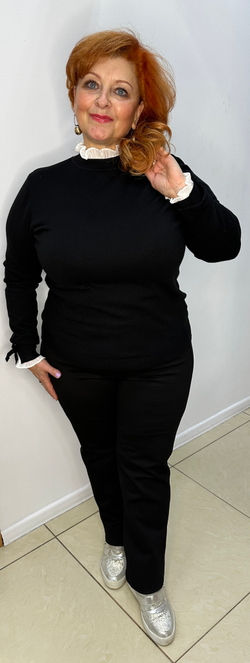 Белый тонкий джемпер с белым кружевом