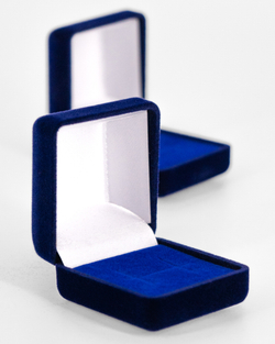 Футляр для кольца с бархатистой поверхностью