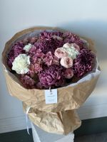 Букет из гортензии, кустовых пионовидных роз, диантусов и хризантемы бигуди