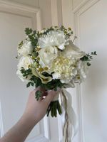 Свадебный букет из ромашки, диантусов, калл и одноголовых роз