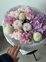 Букет из гортензии, диантусов и хризантемы