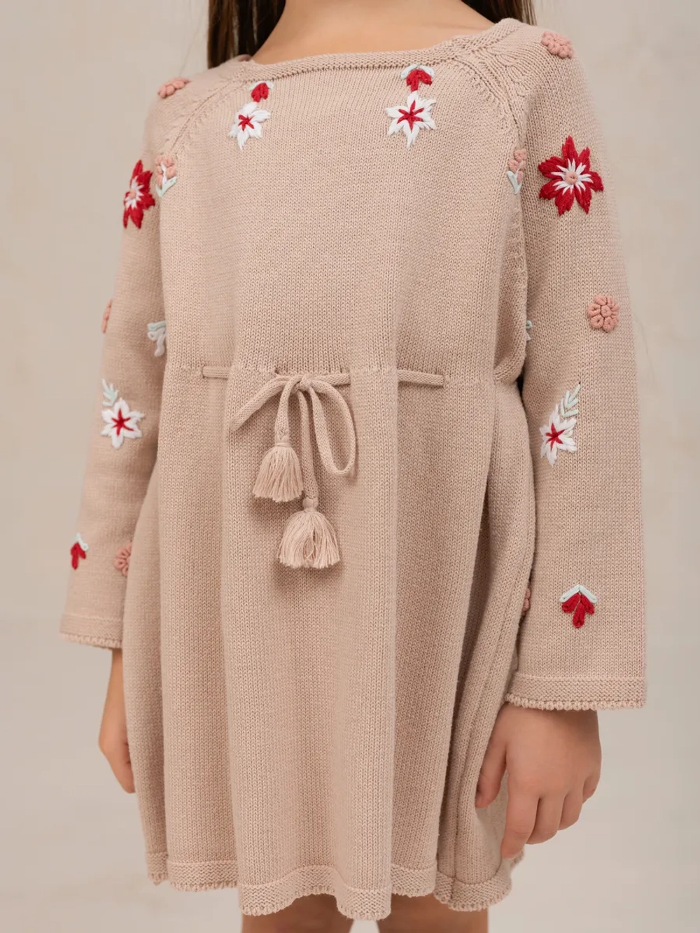 Платье с длинными рукавами с вышивкой