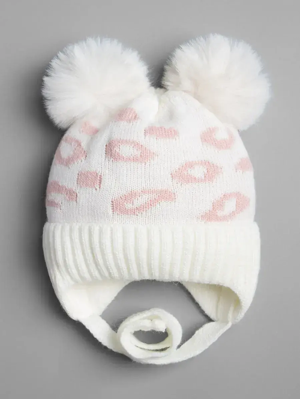 Шапка для девочки зимняя с помпонами на завязках
