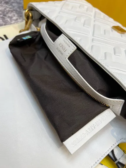 Сумка из кожи Fendi Baguette белый