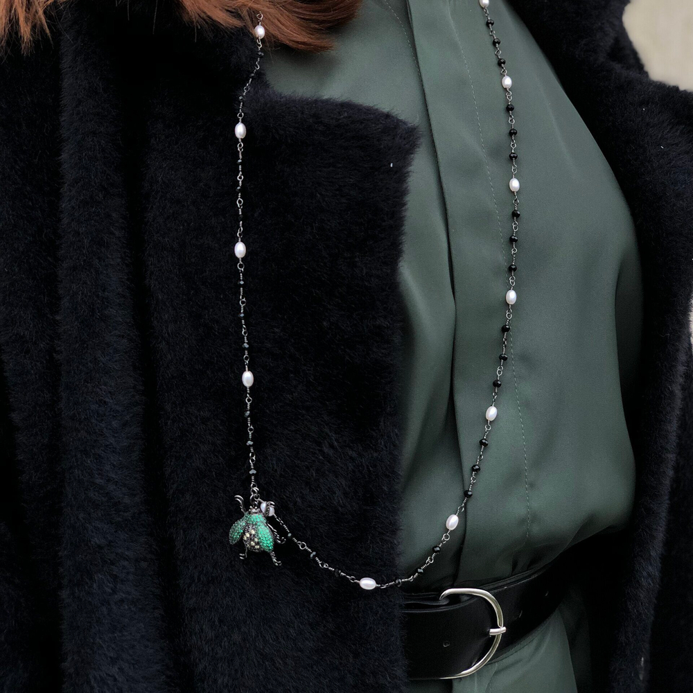 Кулон муха на тонкой черной длинной цепочке с жемчугом, Италия