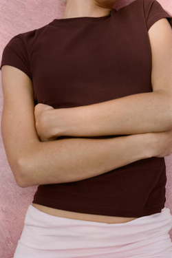 ZARA ФУТБОЛКА ОБЛЕГАЮЩЕГО КРОЯ С КОРОТКИМИ РУКАВАМИ, БУРГУНДИ